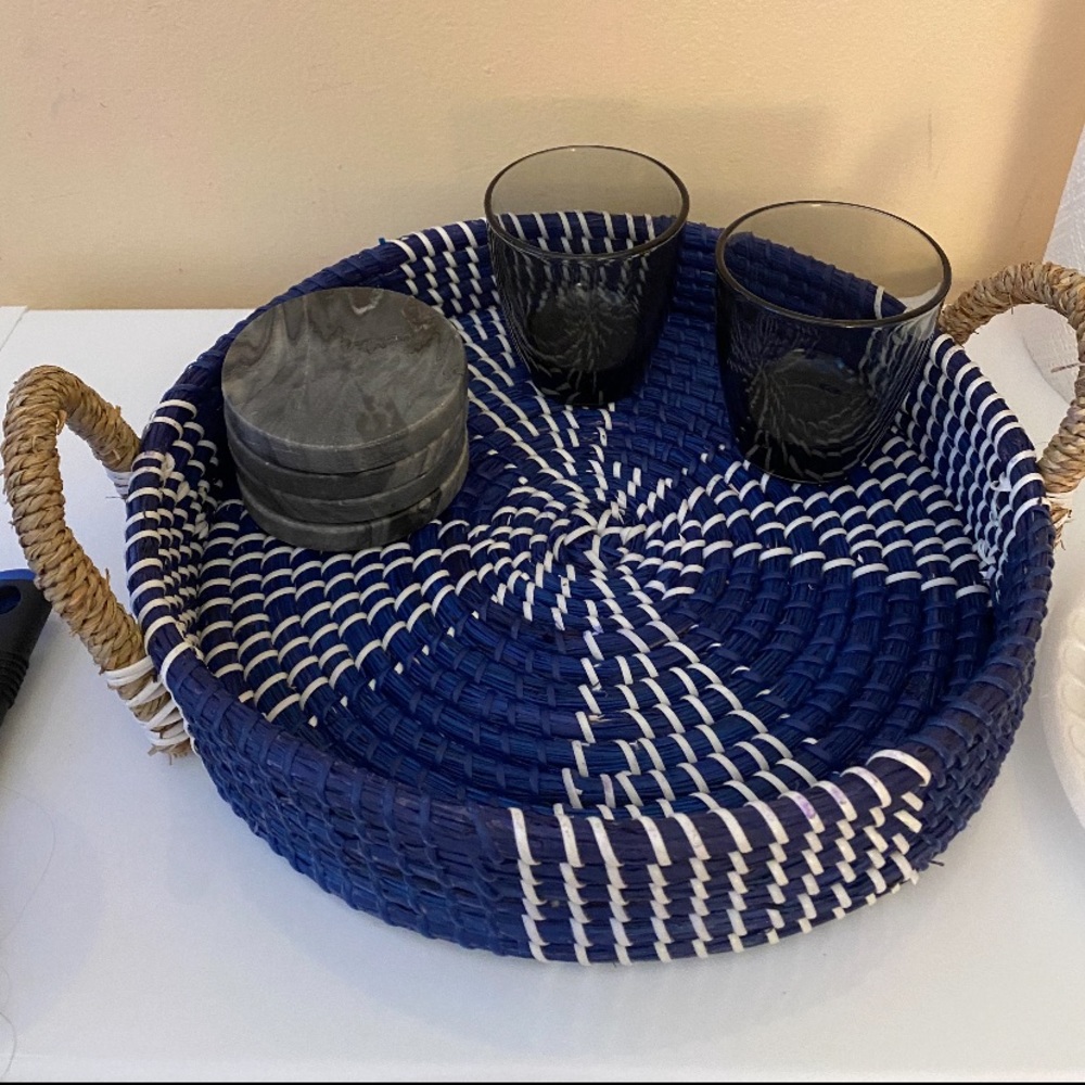 Round woven tray